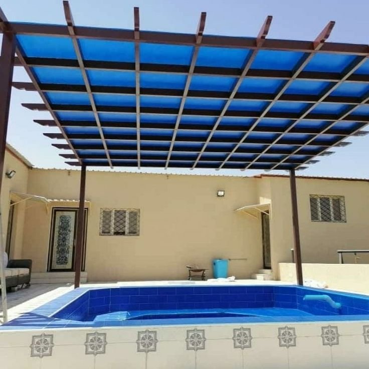 سقف مسبح لكسان بنظام المربعات الشبكية.